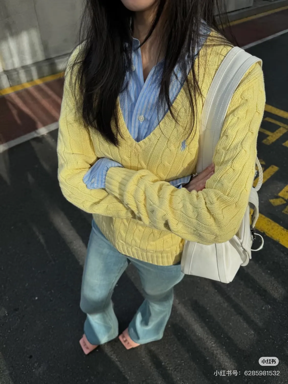 🅿️220 Style number: L04 (chick yellow) Ralph Lauren RL classic war horse logo embroidered cable pattern twist button V-neck knitted sweater on the chest, same style for men and women, 9 colors Color: beige, navy, black, chick yellow, sky blue, khaki, red, gray, purple Size: XSSML M Shoulder Width 36 Clothes Length 58 Bust 44 L Shoulder Width 37 Clothes Length 60 Bust 46 Soft and glutinous🧶🫶The style is a very classic cable sweater American retro college style Perfect hand comfort. It is a must-have item for spring, autumn and winter wardrobes. It looks great when worn alone or layered as an inner wear. High-density LOGO embroidery on the chest, and original customization of tag accessories. Made of pure cotton yarn 🧶 blended with wool, pure cotton is skin-friendly and comfortable, small label war horse embroidered twist turtleneck sweater 🐎 high quality. Follow the blogger to learn how to wear it! Let’s get a Ralph Lauren cable sweater. It’s a super hard-to-find series after it became popular. It’s hard to find one on the official website. It’s simple and practical to wear, with a lazy and loose feel. The thickened fabric has a more texture, soft and delicate feel, and a loose fit. Whether worn alone or layered, you can wear different styles of fashion with just one piece. ⚠️Contains wool products🦙 Pay attention to the washing method to avoid shrinkage